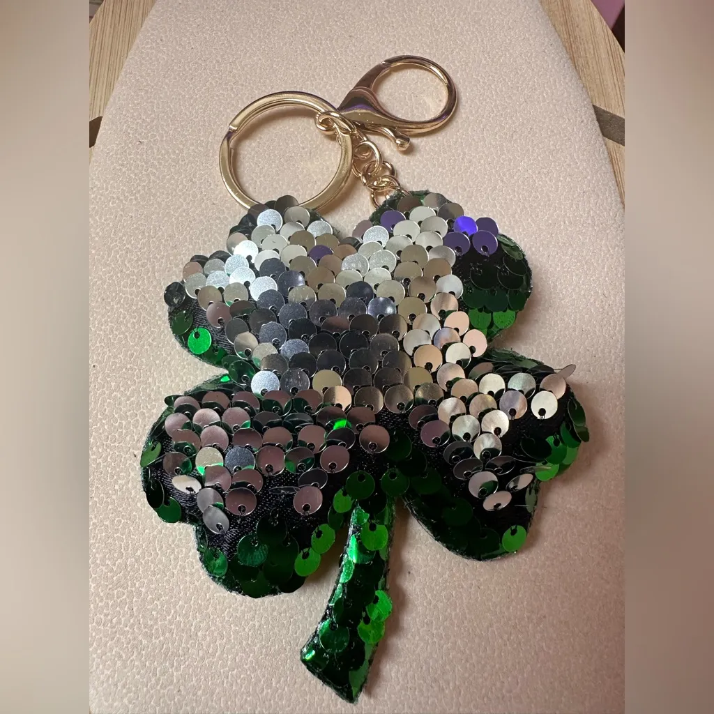 Green Four Leaf Clover Sequin Keychain - Image 2