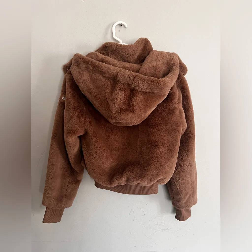Alo Yoga Faux  Foxy Fur Cropped Jacket Toasted Almond Sz XS W  Removable Hoodie - Image 6