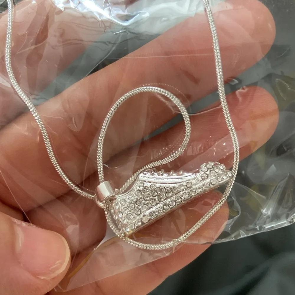 Sneakers necklace - Image 3