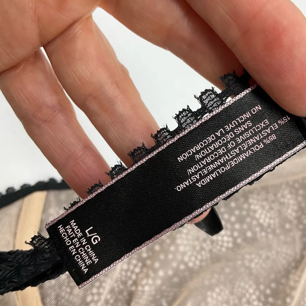 VICTORIAS SECRET TRIANGLE LACE BRALETTE TOP - Image 5