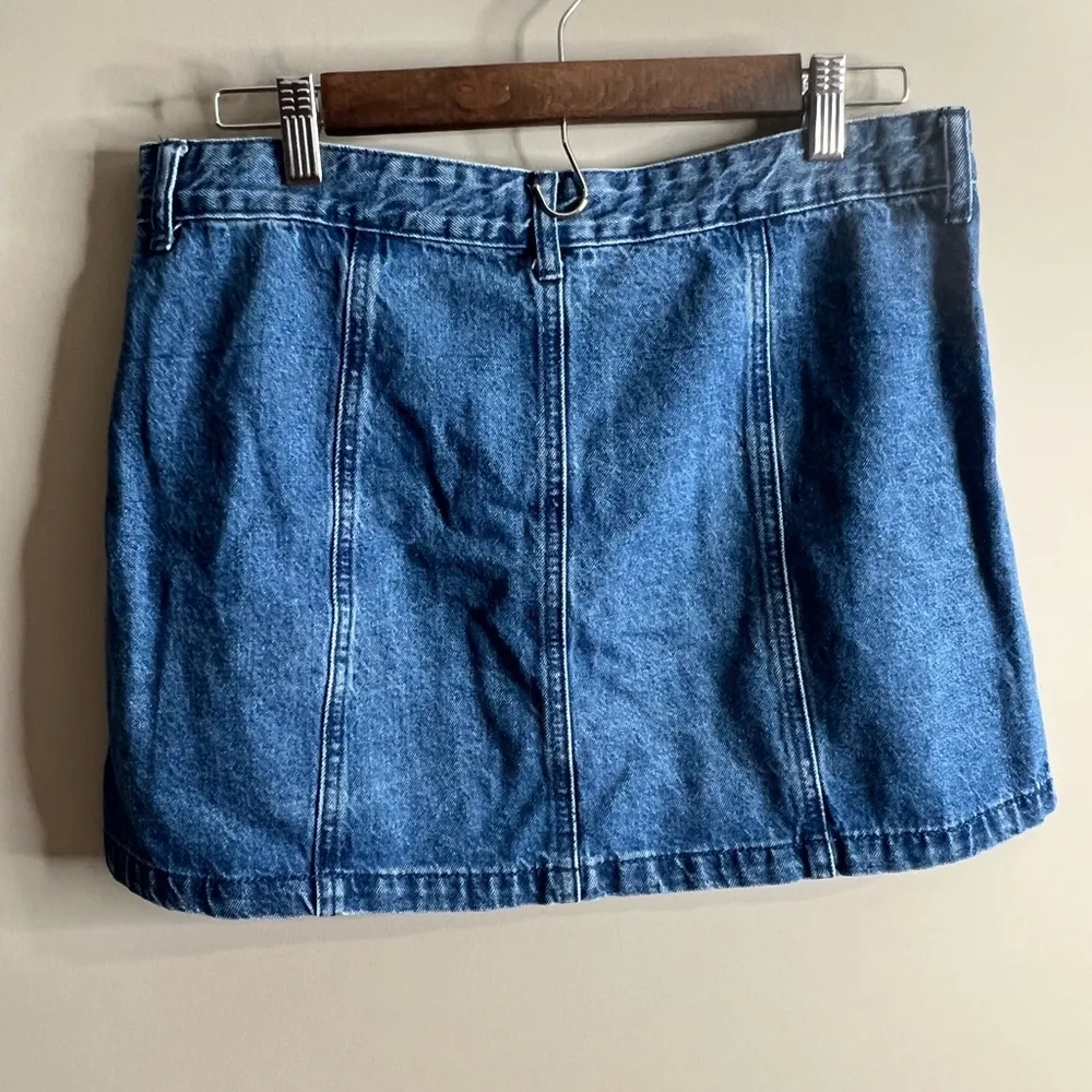 Forever 21 size 31 button front denim mini skirt - Image 4