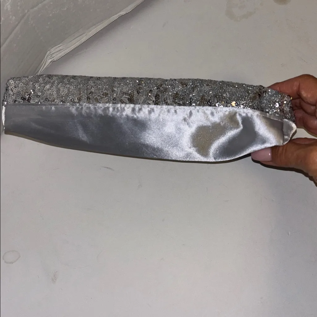 SILVER SEQUINED CLUTCH SNAP CLOSURE
ONE SIDE SILVER SATIN OTHER SIDE SEQUINED - Image 5