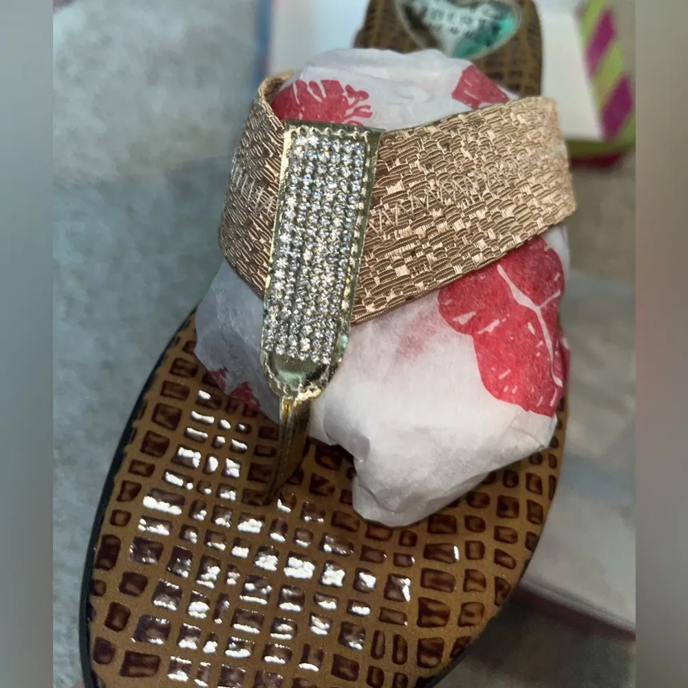Love and Liberty Made in USA NEW Gold Low Heel Flip Flop Bling Sandals Size 10 - Image 3