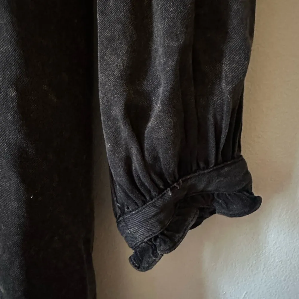 Elegant Black Ruffled Dress - Image 7