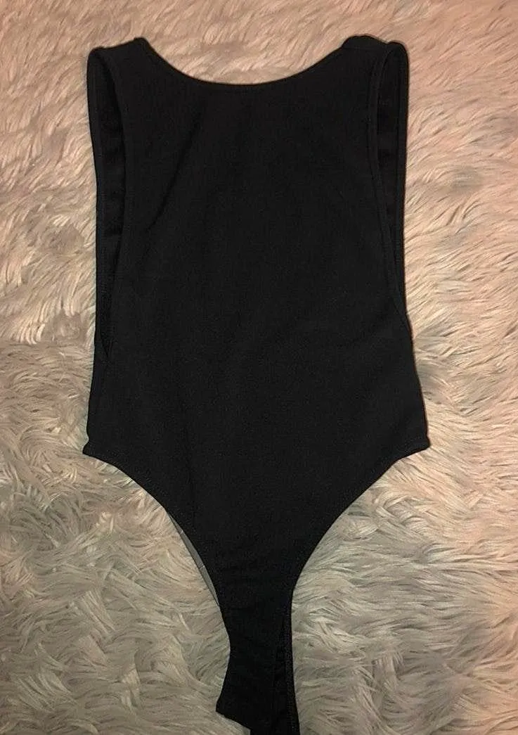 Pretty Little Thing Side Boob Bodysuit - Image 3
