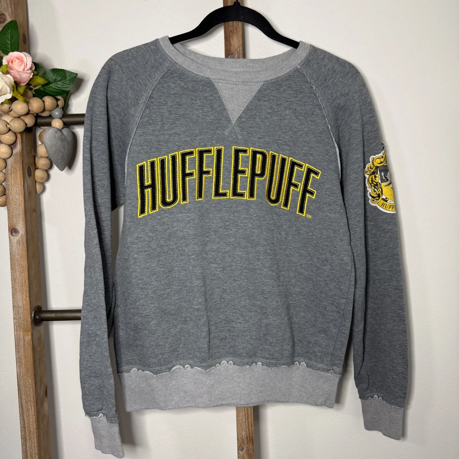 Harry Potter Hufflepuff Sweatshirt Womens Size Small Grey Raglan Sleeve Crest Gray - Image 2
