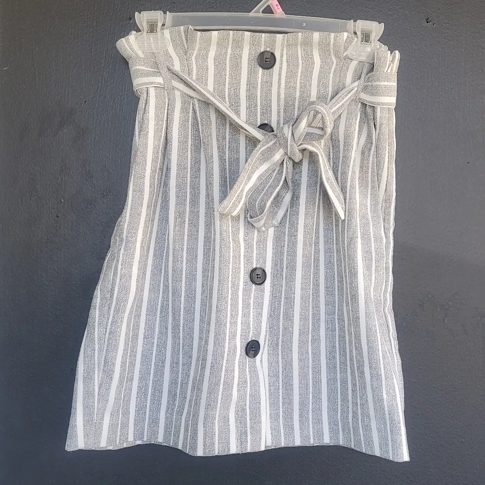 🔥SALE🔥H&M Gray White Striped Paper Bag Waist  Button Front Skirt 6 - Image 8