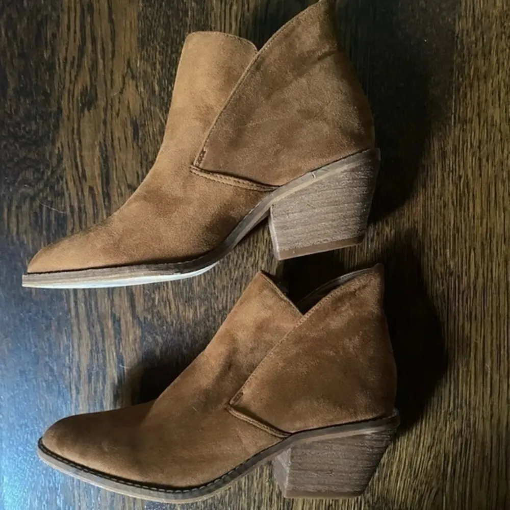 Catherine Malandrino Margaret Taupe Block Heeled Faux-Suede Ankle Bootie Size 6 - Image 2