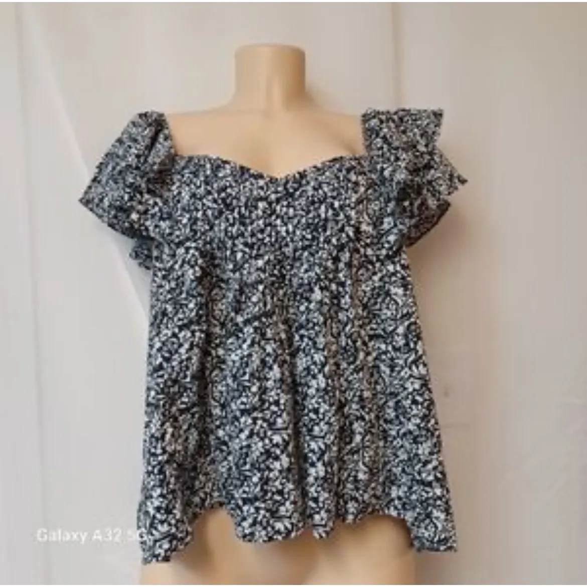 Floral Ruffle Sleeve Smocked Blouse BlackWhite‎ Flowy Universal Threads Size M - Image 3