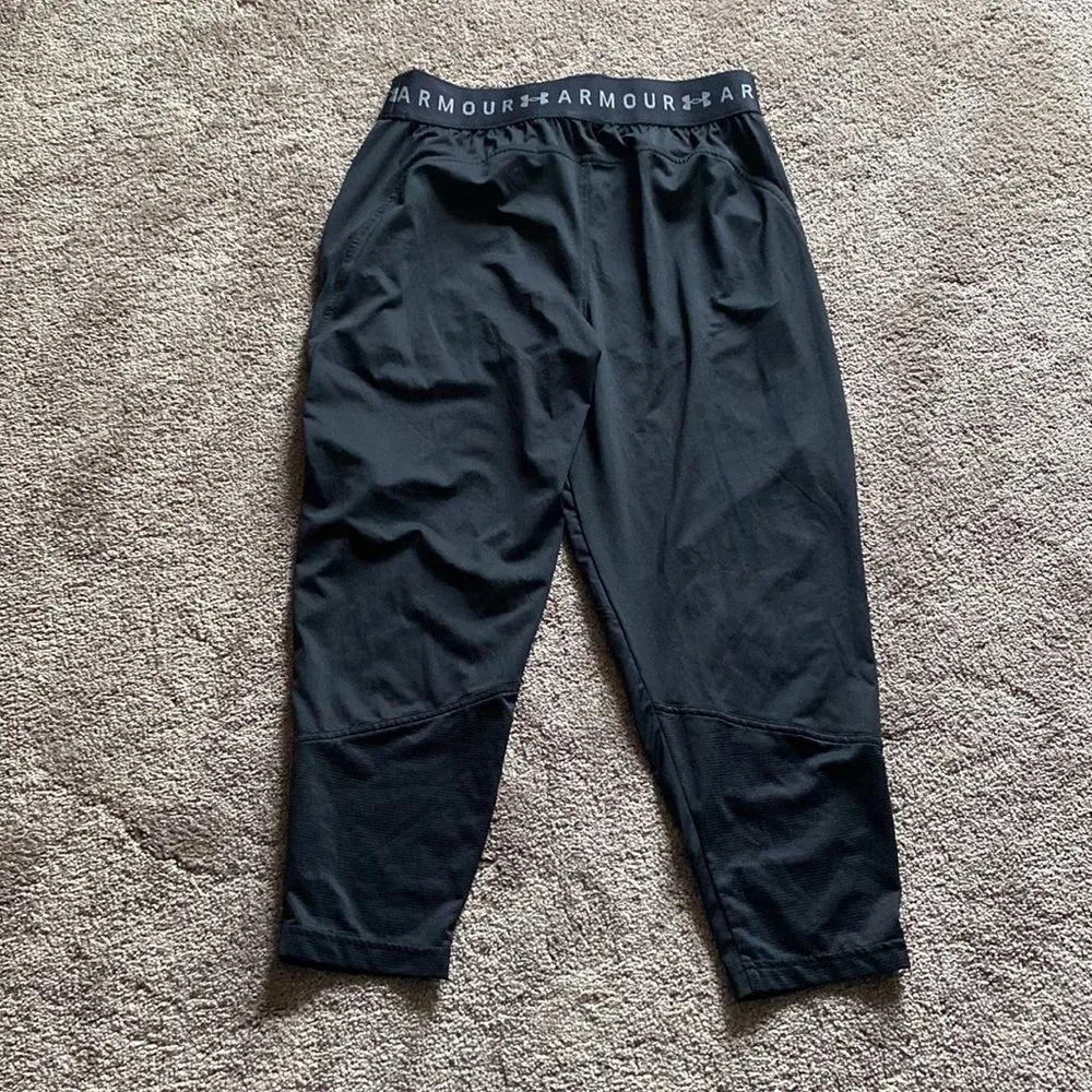 Under Armour Loose Fit Bottoms SIZE S - Image 4