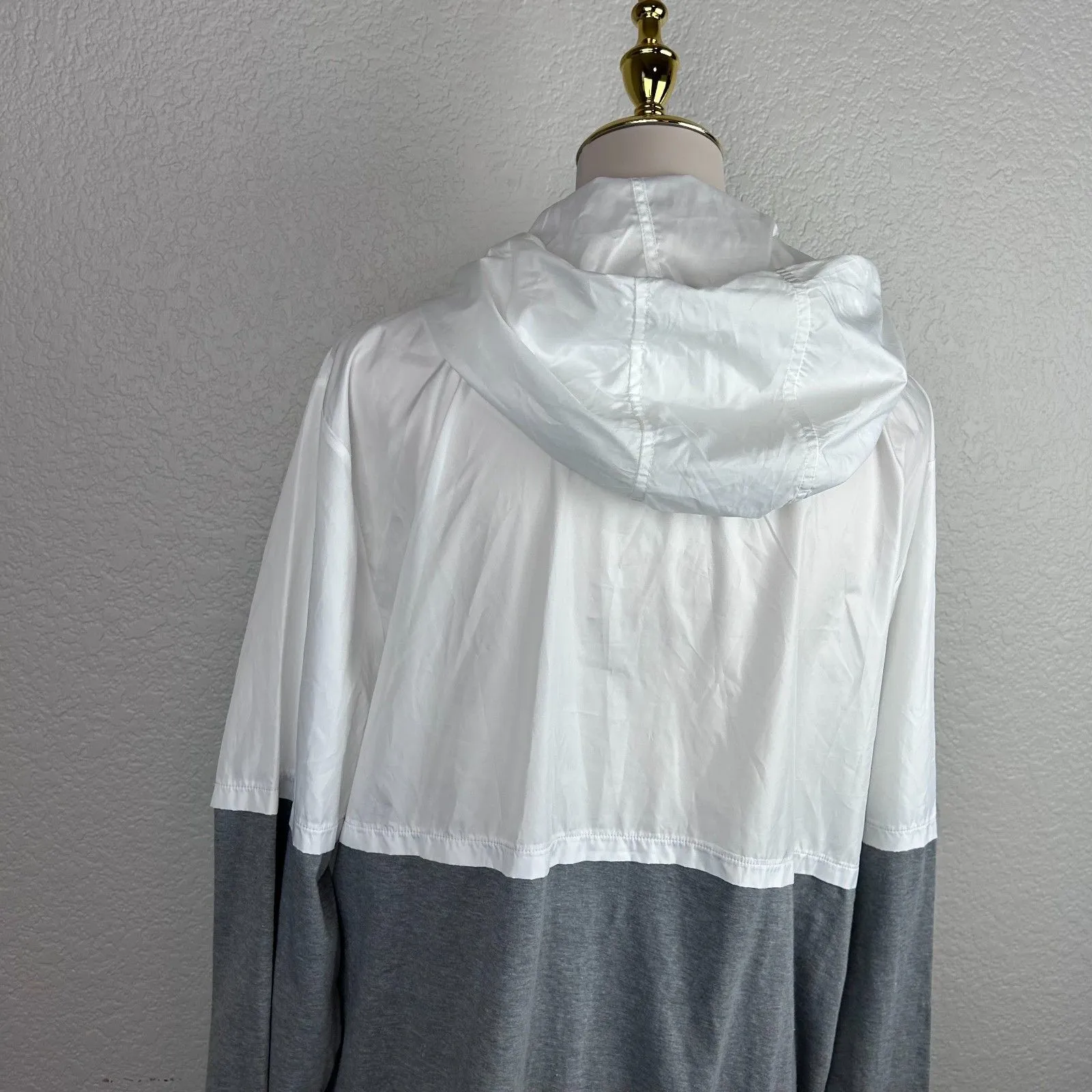 Under Armor Women's Hibrid Hooded Jacket Windbreaker White Gray USAA Size XL - Image 3