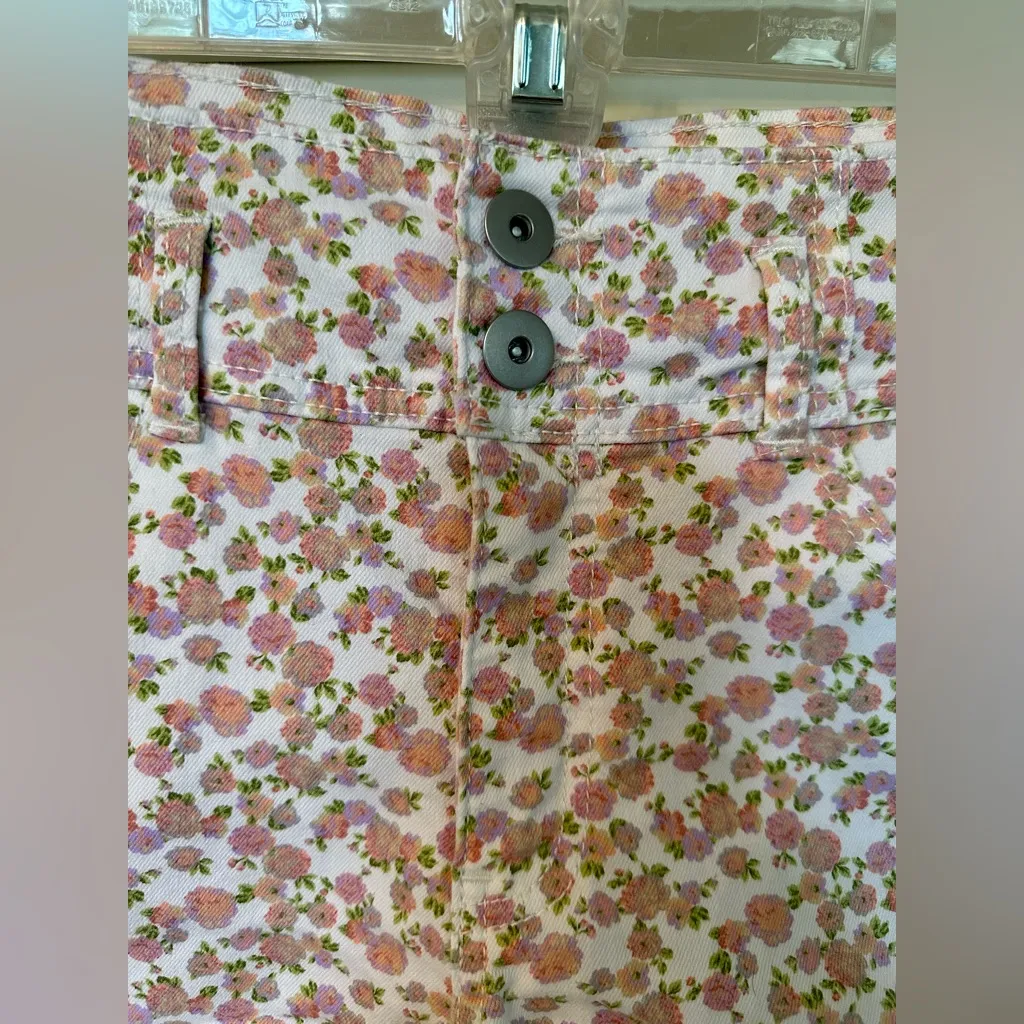 No Boundaries Juniors' Corset Shorts - adorable floral pattern - only worn once! - Image 6