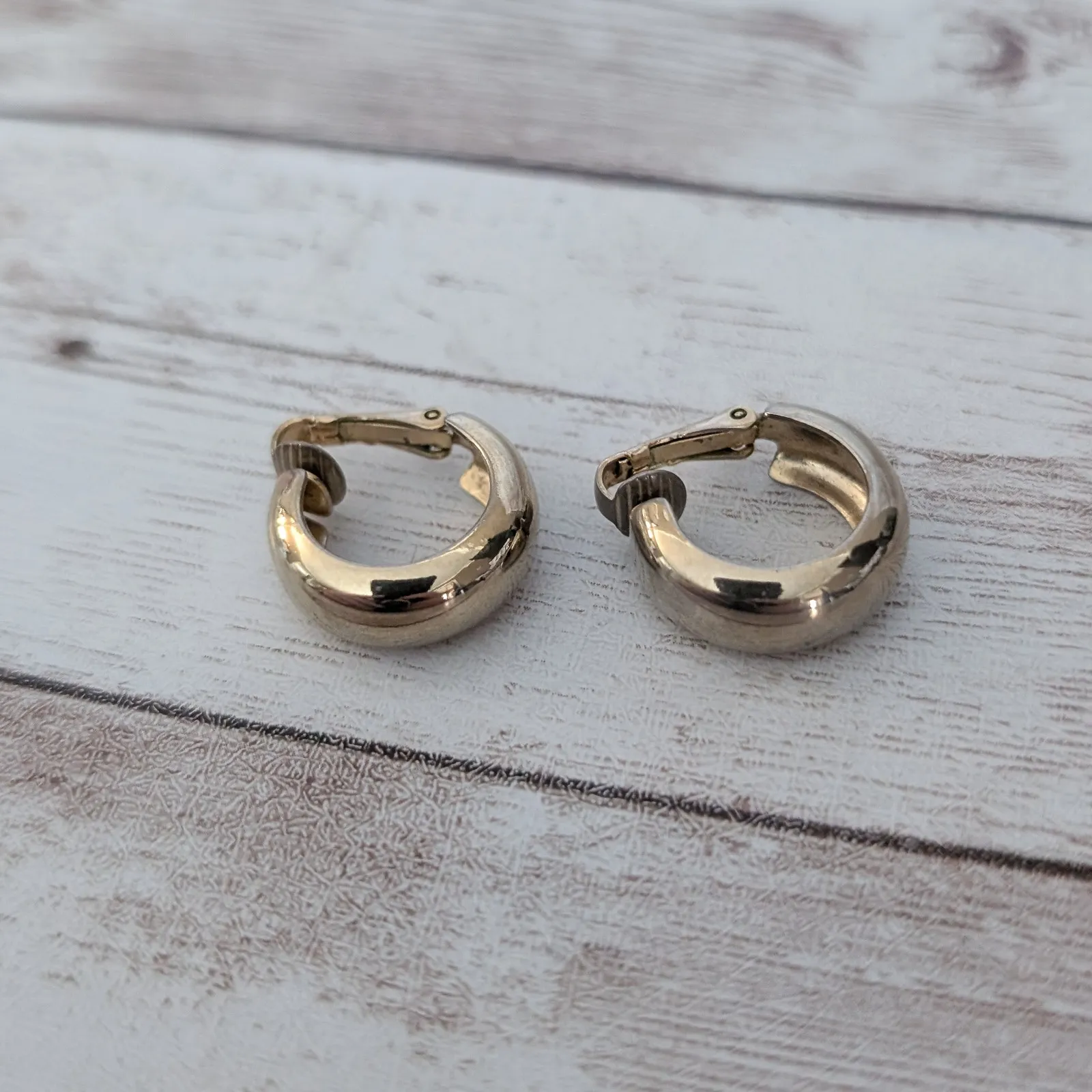 Vintage Clip On Earrings 0.75" Gold Tone Chunky Hoops - Image 5