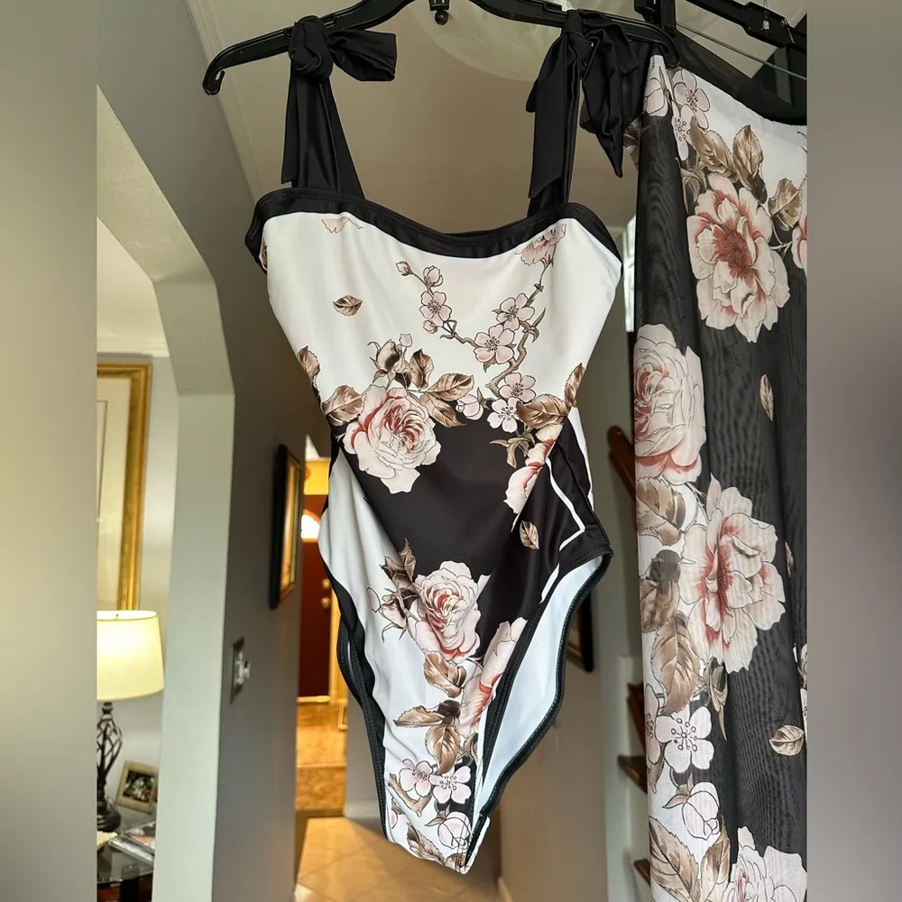 Pretty Matching Floral Swimsuit and Sarong Set Sz L Black Size L - Image 5