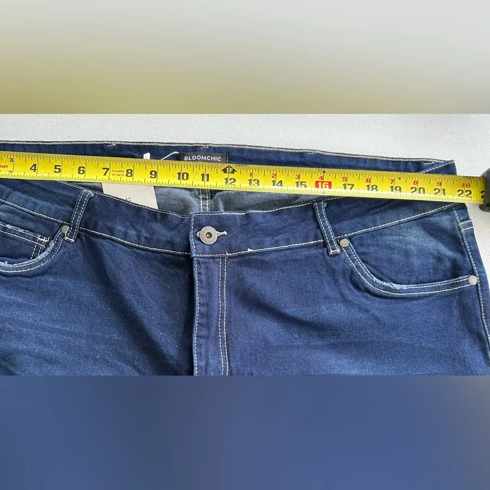 NWT!Super Stretchy Women's Pockets Side Slit Denim Shorts Size 24 or 3X Blue - Image 7