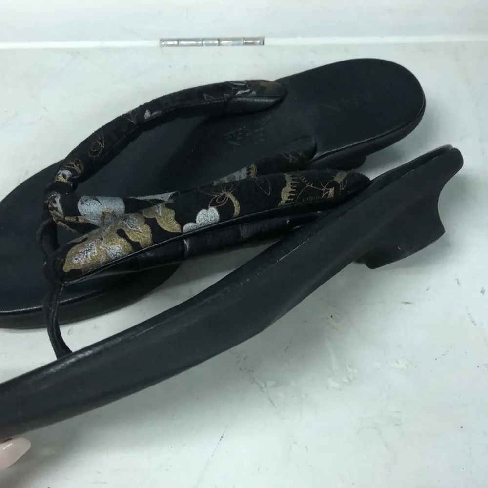 Anne Klein GEISHA sumo style sandals women's size 8‎ black gold printed fabric - Image 3