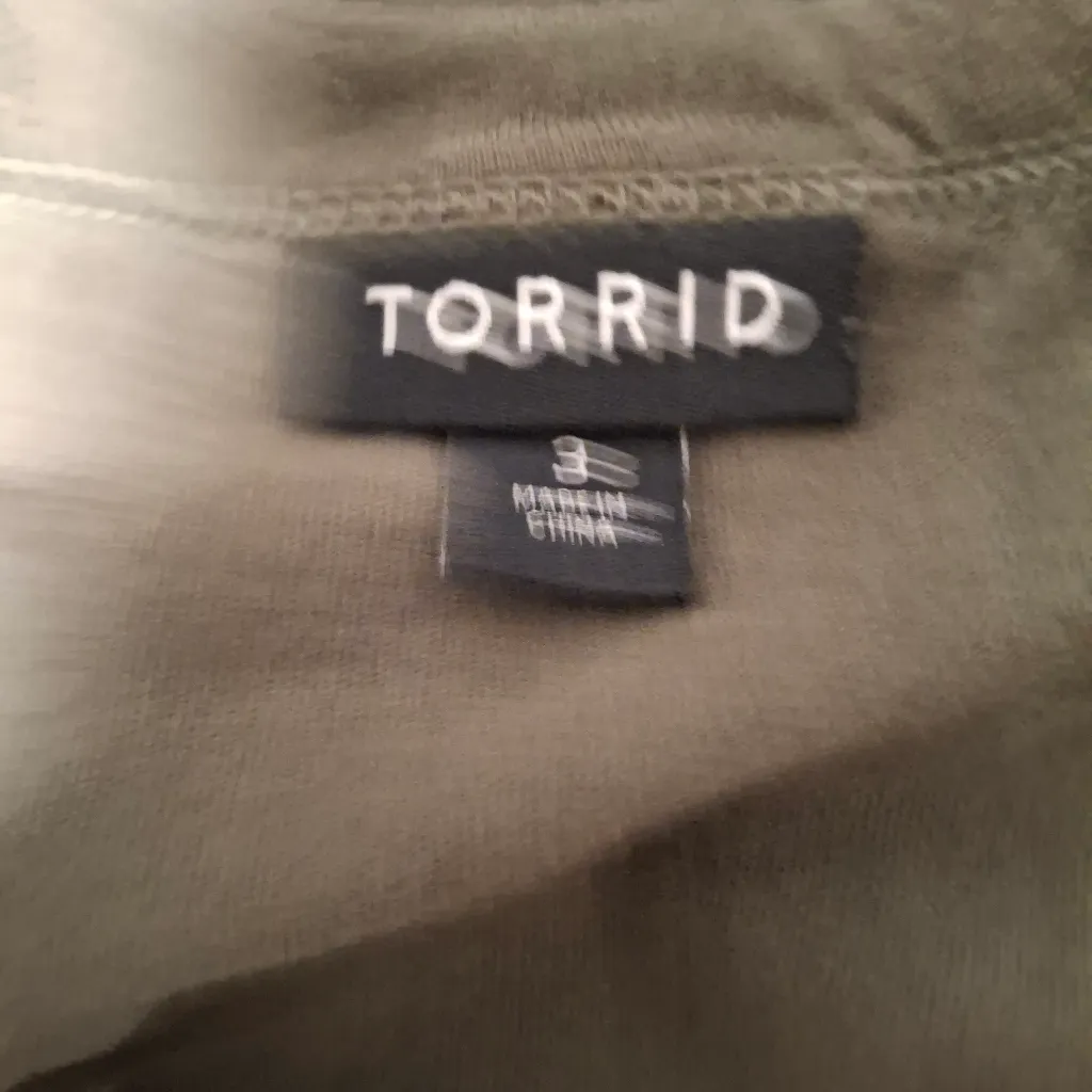 Torrid Sz 3 Women's Green Cold Shoulder Tee - Image 13