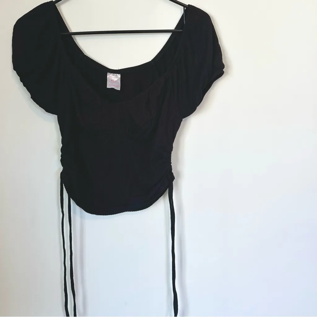 No Boundaries Juniors Black Peasant Top with Ruched Sides - Size: Medium - Image 6