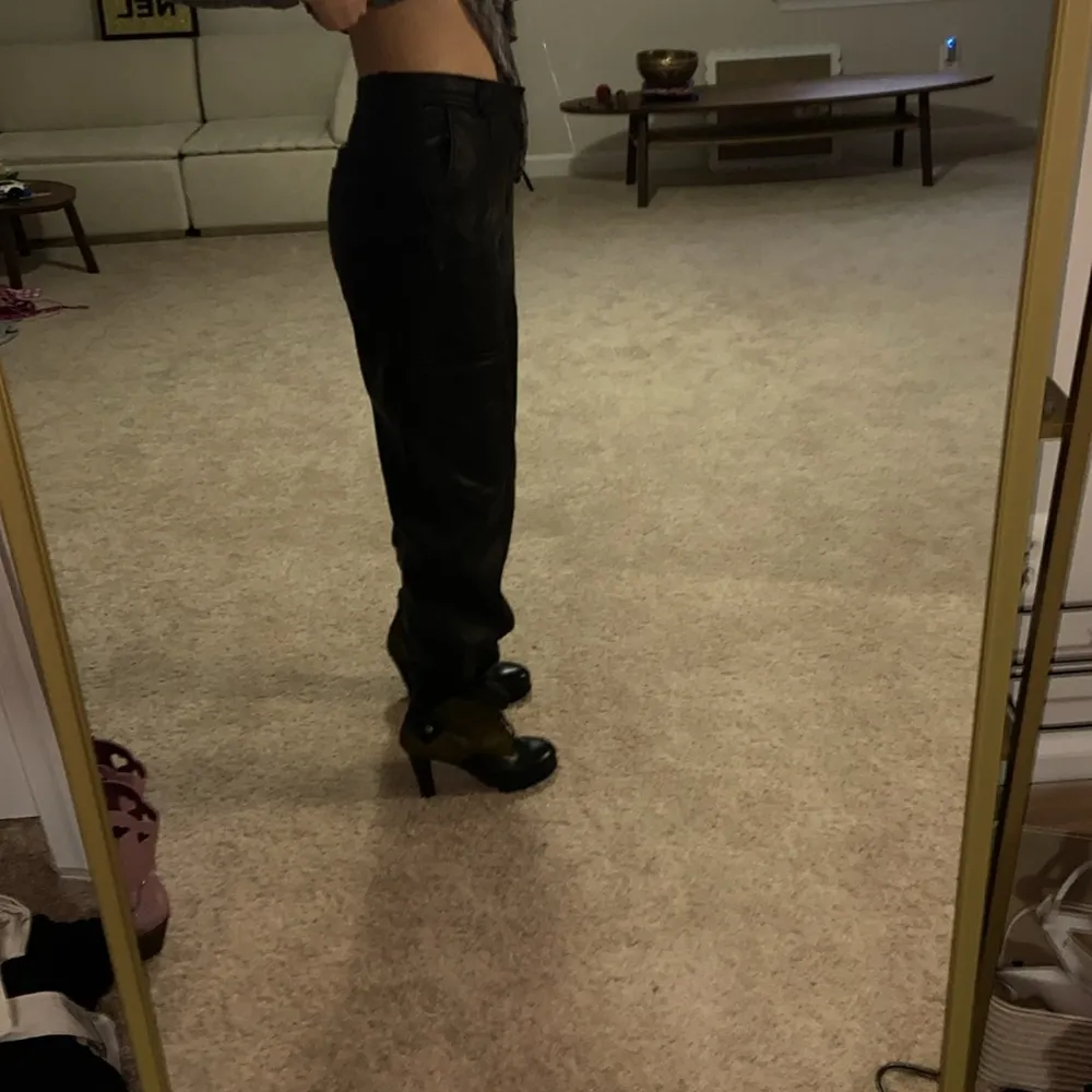 faux leather jogger fit pants. S - Image 4
