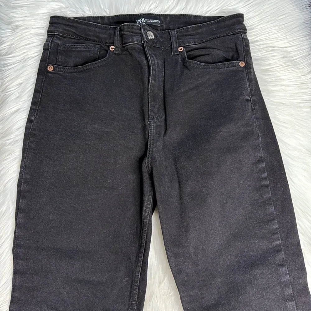 Zara Black High Rise Cropped Jeans - Image 3
