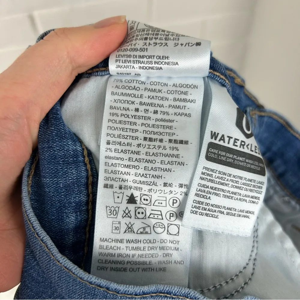 Levi’s 724 High Rise Straight Jeans Size 28 - Image 3