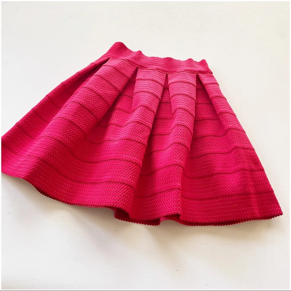 Textured Pleated Short Skirt - Image 4