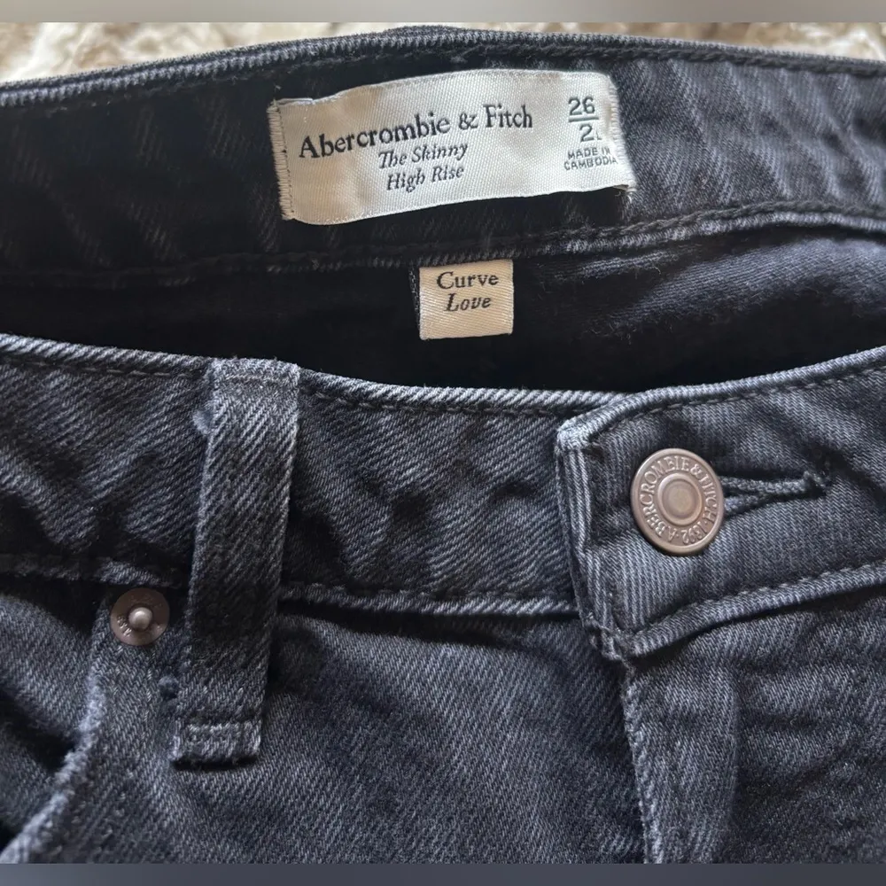 Abercrombie Curve Love High Rise Skinny in Distressed Black, Size 2/26 Long - Image 9