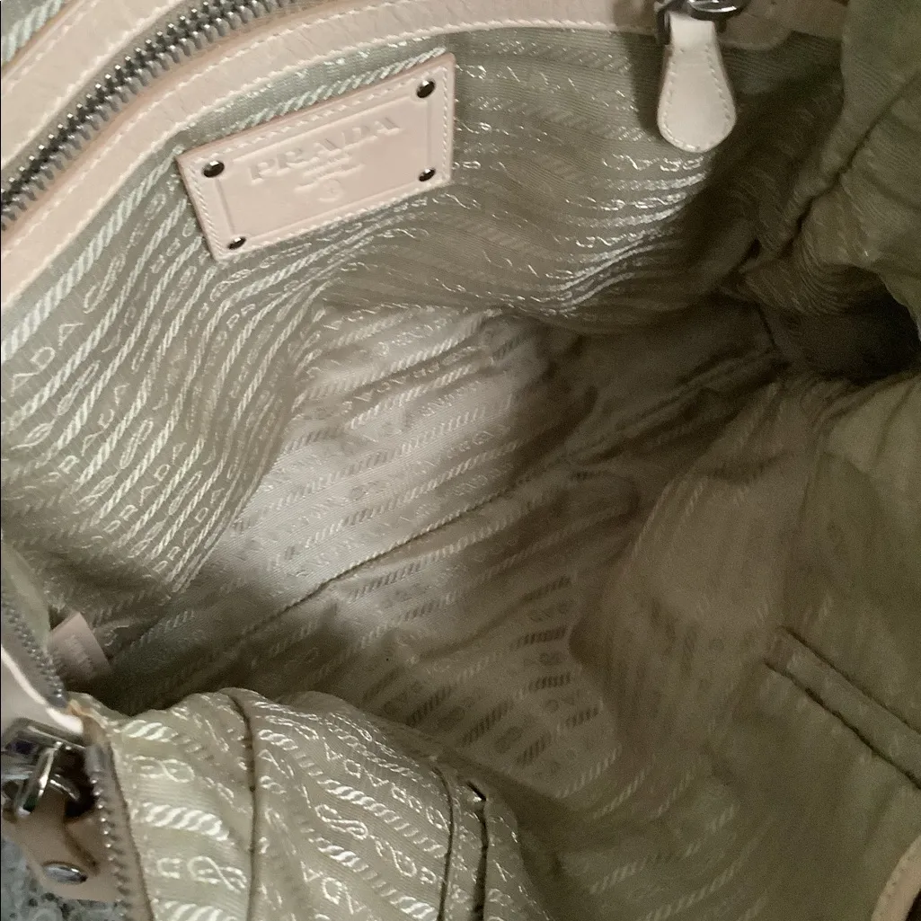 EXCEPTIONALLY NICE PRADA purse🌹🌹🌹 - Image 12