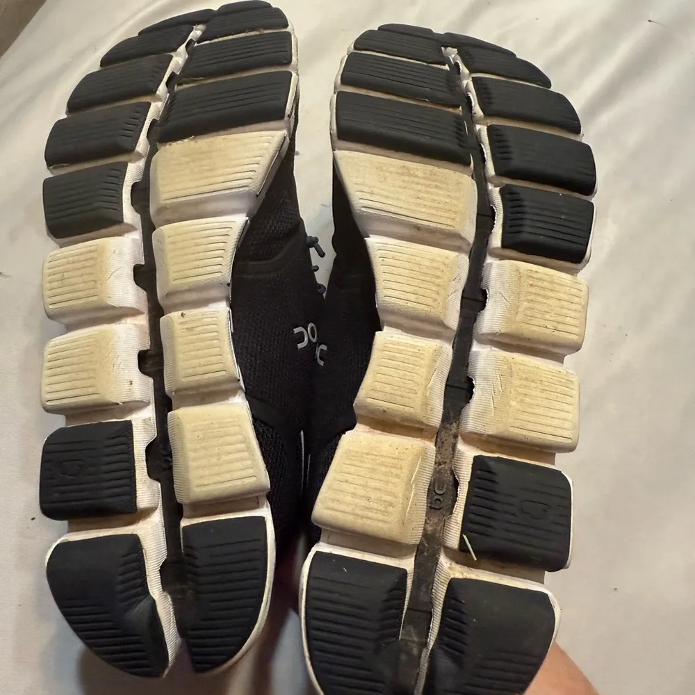 On Cloud Black Athletic Shoes with Unique Cushioning Size 9 - Image 9