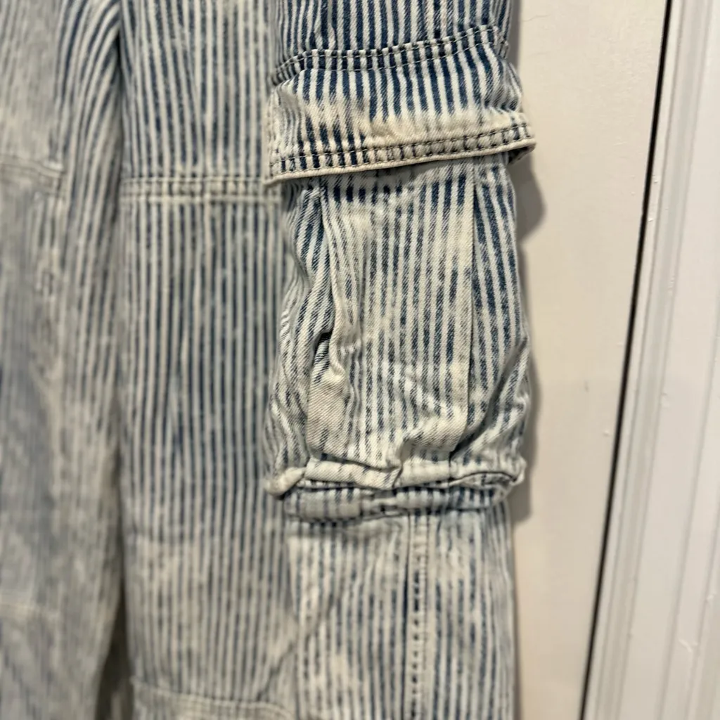 Wild Fable Sz: 0 Mid Rise Wide leg  Ultra Light Wash Pinstriped cargo Jeans. - Image 9