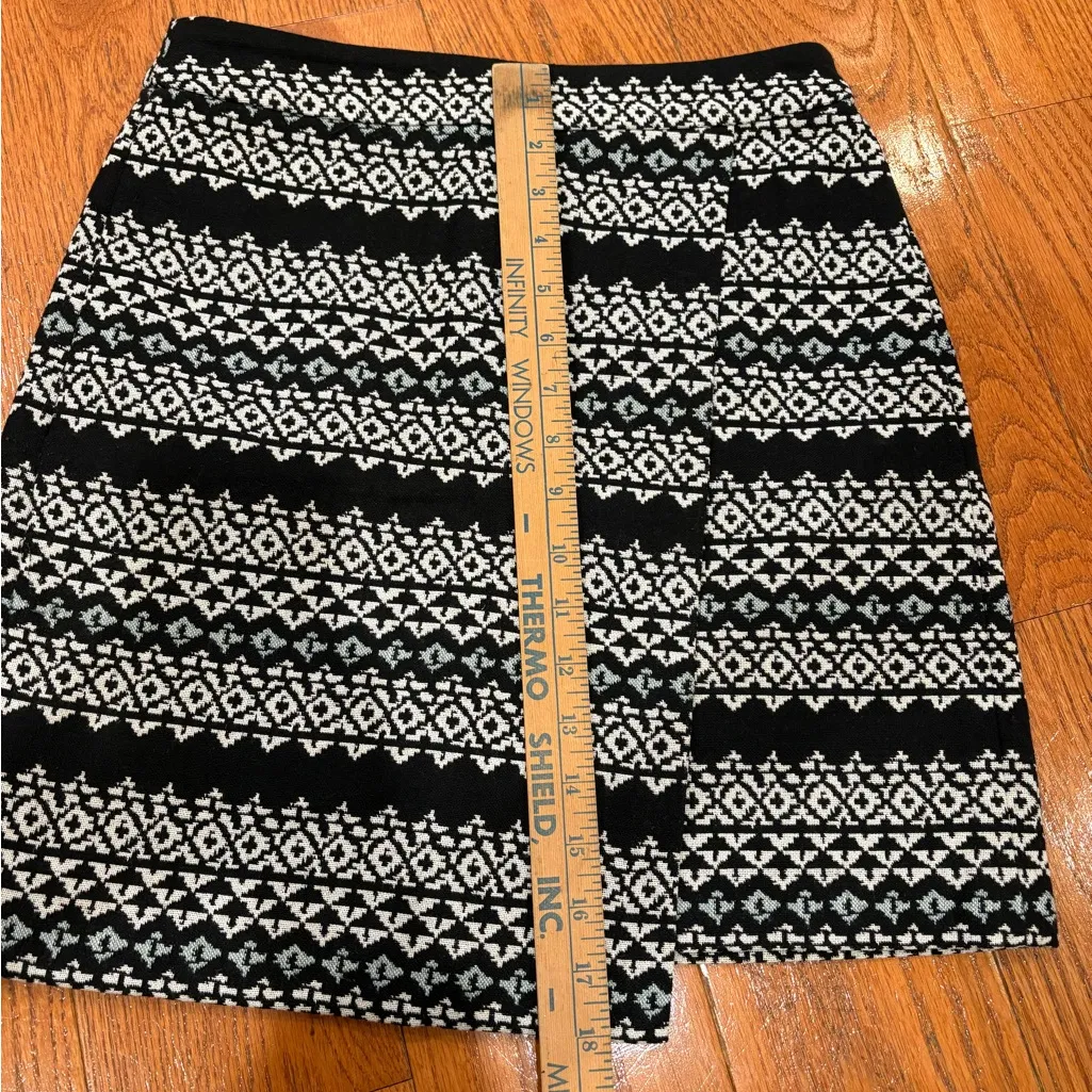LOFT Outlet Black & White Textured Knit Mini Skirt – Size 2P - Image 3