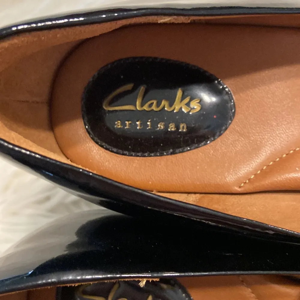 CLARK Artisan Shoes size 8.5 patend leather with bow color black - Image 7