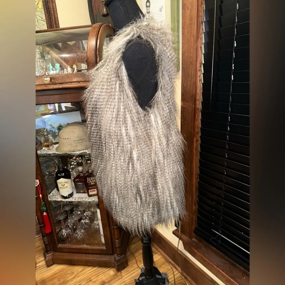 EUC Derek Heart Juniors' Feather Like Fur Sweater Vest tripes long hair Sz M - Image 2