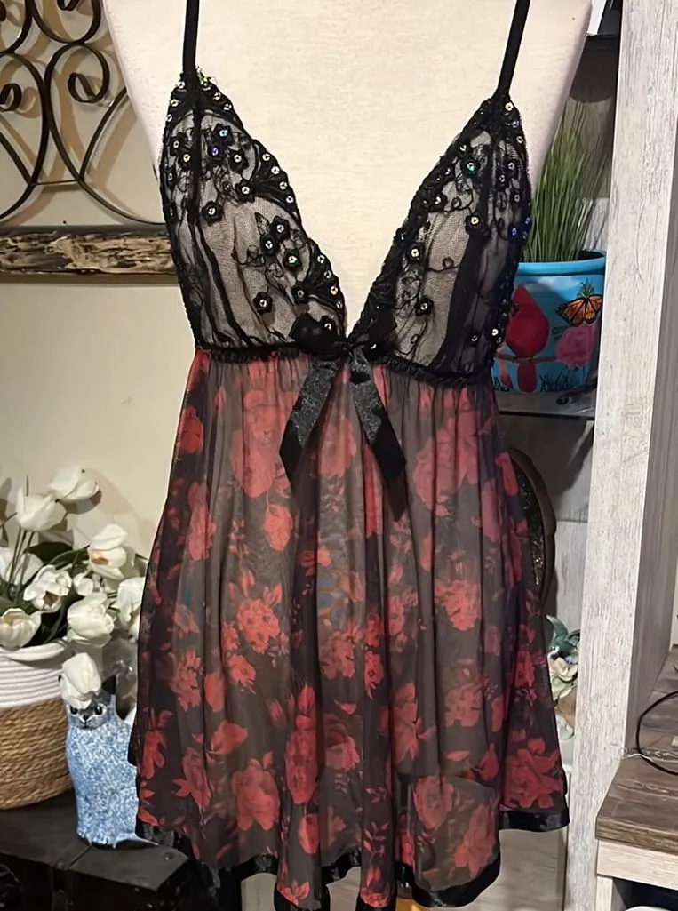 Elegant Black and Red Lace Chemise with Sheer Detail Size L - Image 1