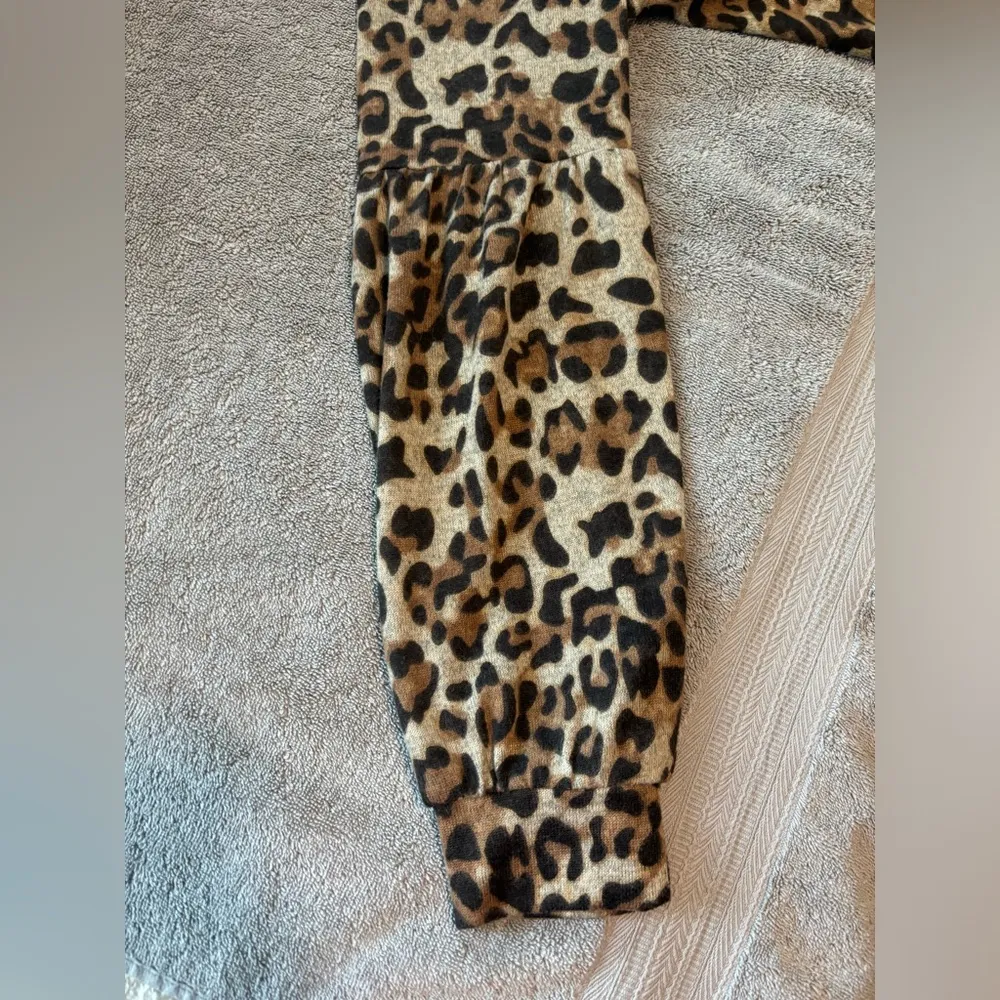 Doe & Rae Leopard Print Top from Buckle - Image 7