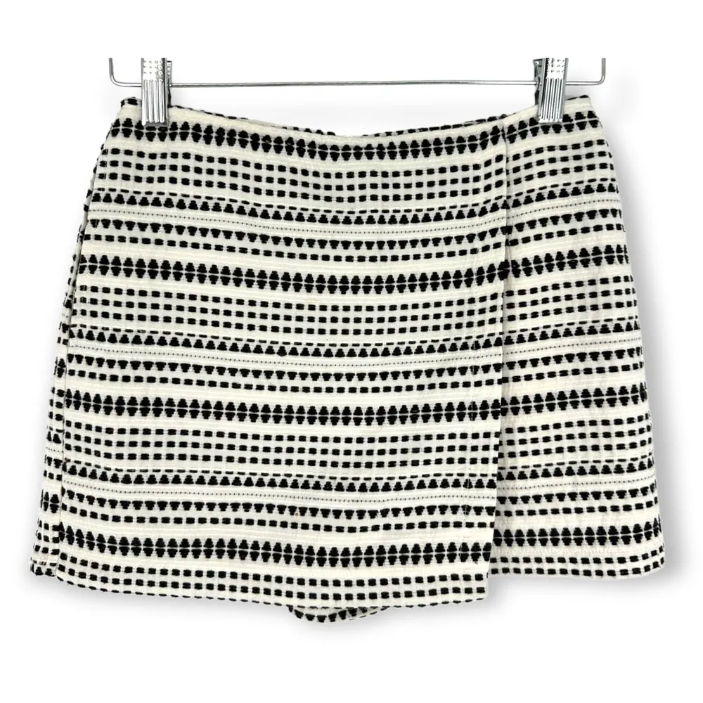 Cupcakes and Cashmere | Size 0 | Textured Lined Black and White Knit Skirt Skort - Image 4