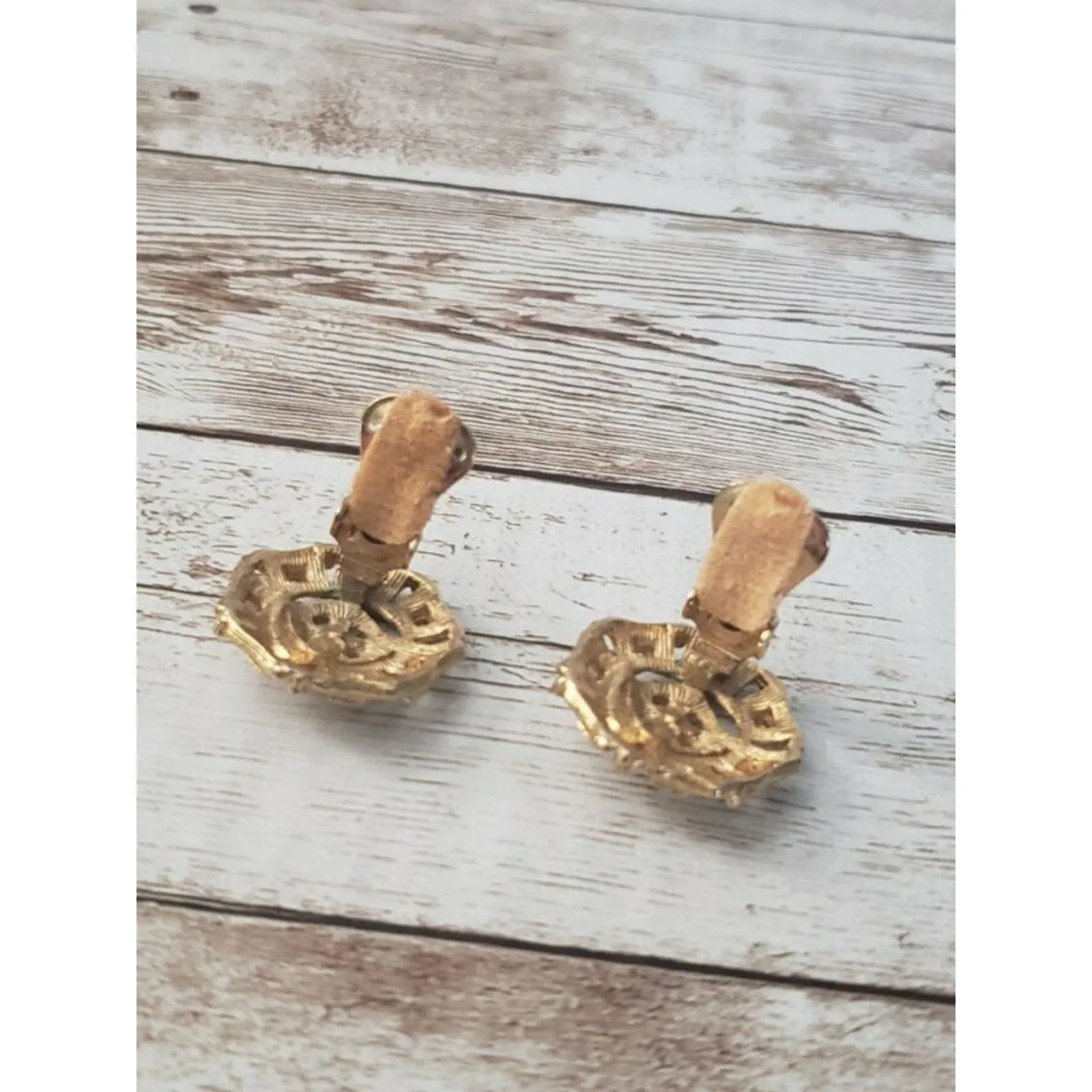 Vintage Clip On Earrings Unusual 7 Sided Gold Tone - Image 4