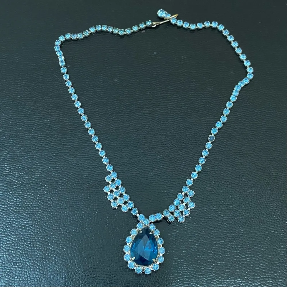 Vintage Unsigned Juliana? Blue Teardrop Pendant Rhinestone Silver Tone Necklace - Image 5