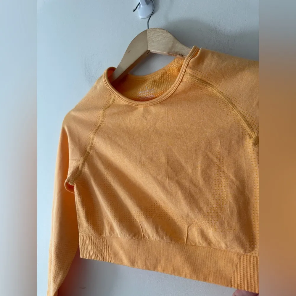 Orange Seamless Cropped Long Sleeve Workout Athletic Top Size L - Image 3