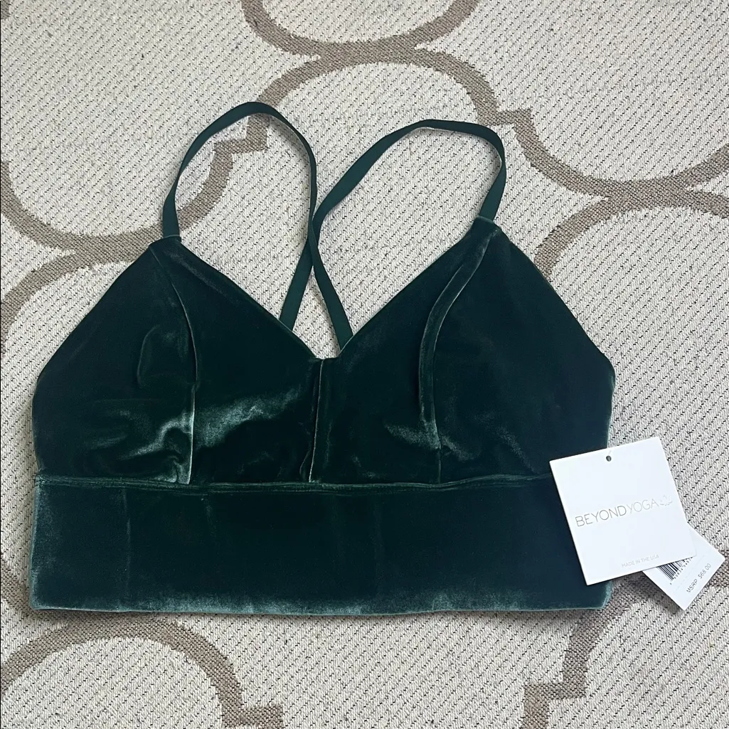 Beyond Yoga VIP Long Line Bra forest green velvet crisscross bra, size medium - Image 3