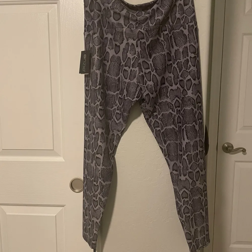 Onzie Gray Snakeskin Crop Leggings - Image 7