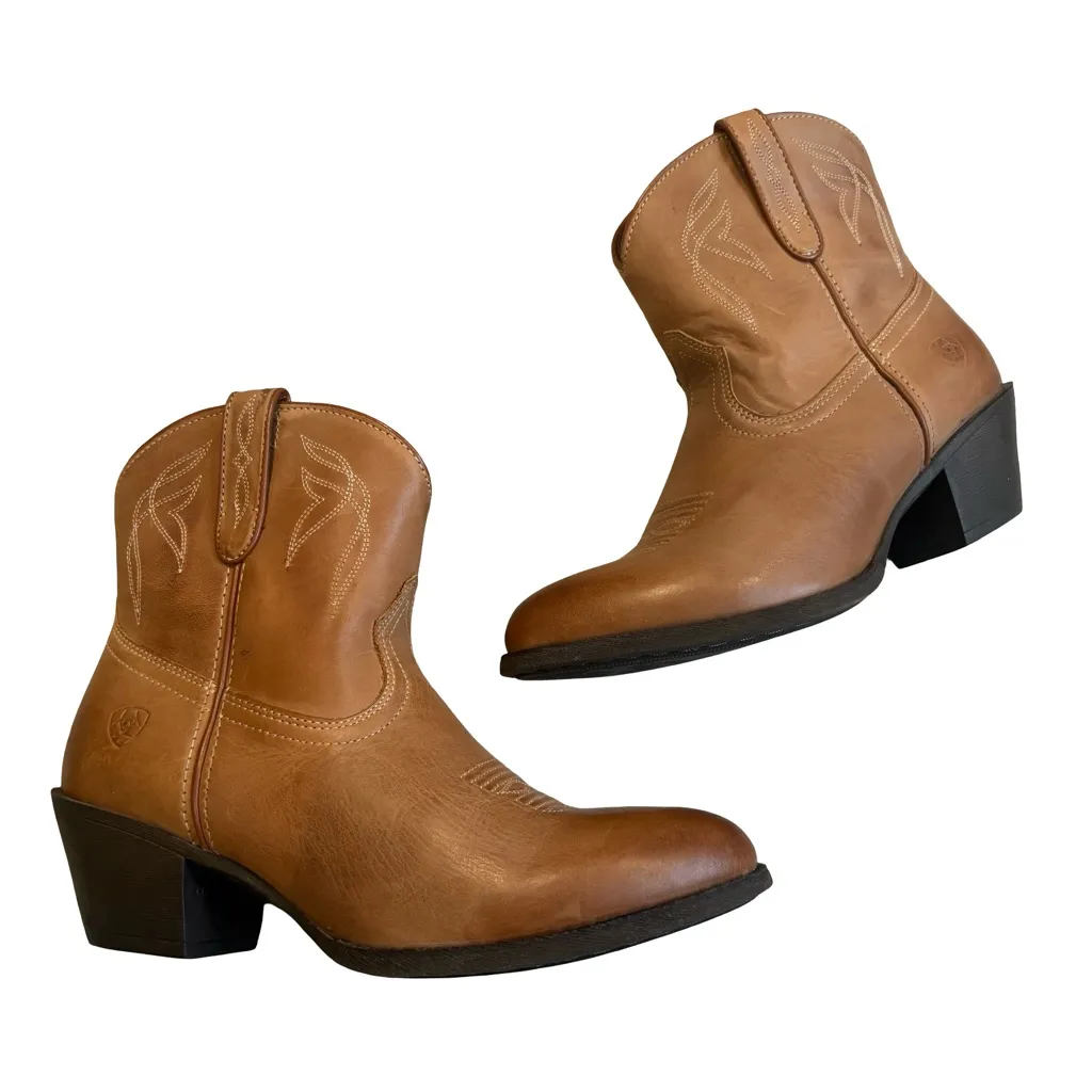 Ariat Darlin Round Toe Short Western Boots, Sz 9 - Image 3