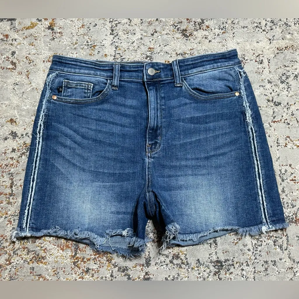JUDY BLUE SUNNY DAYS HIGH RISE FRAYED SEAM JEAN SHORTS Size XL 15/32 - Image 4