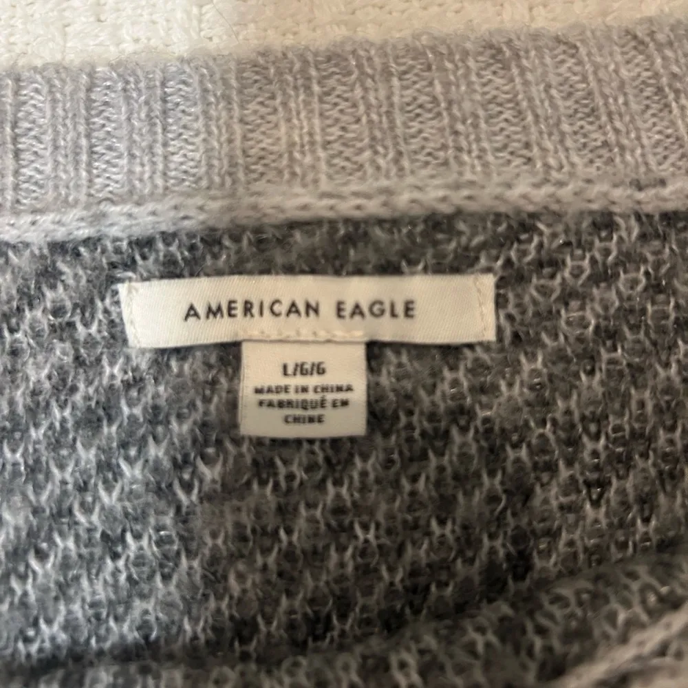 American Eagle Gray Camo Cropped Sweater - Image 3