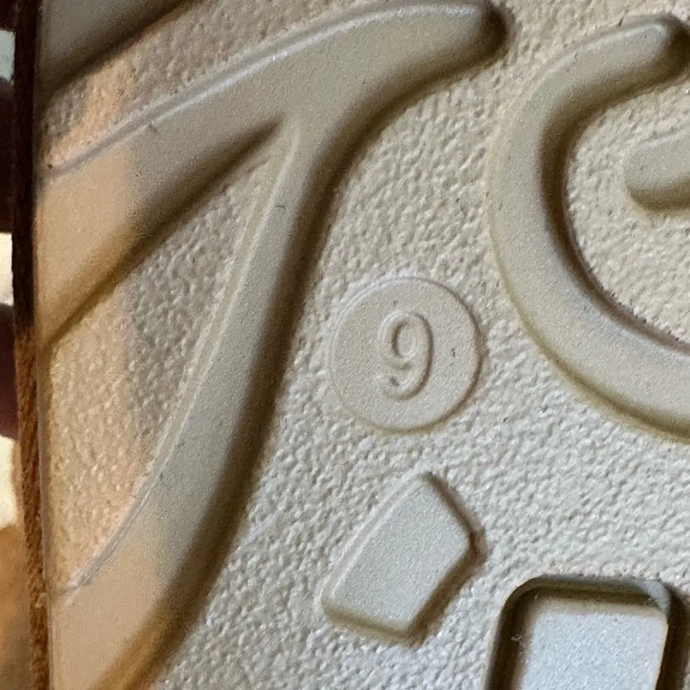 New with tags Brown Sherpa Boots Size 9 Tan - Image 10