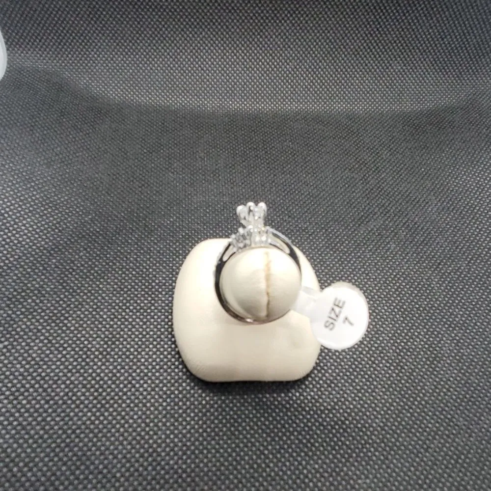 NWT Gorgeous Sparkly Silver Ring Silver - Image 4