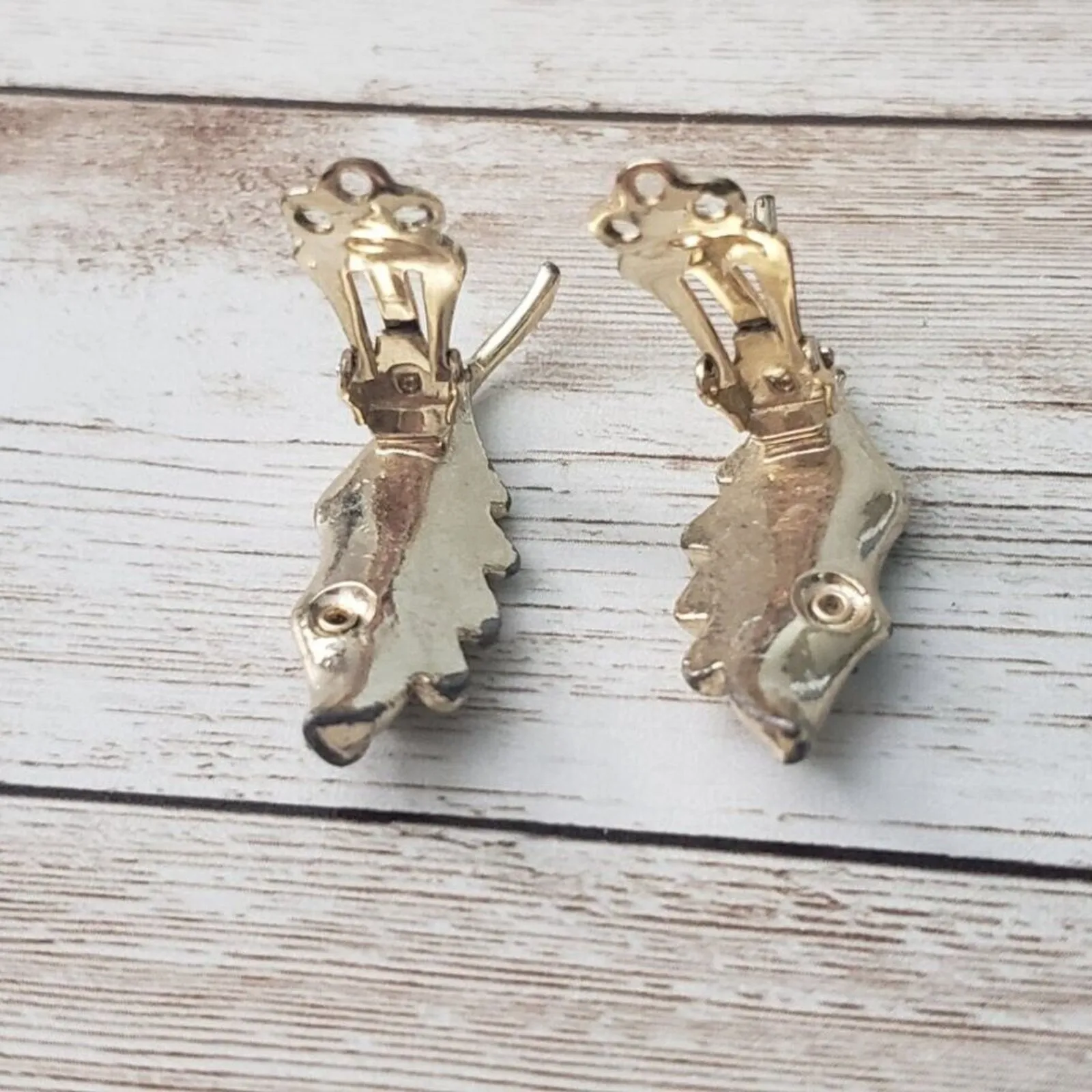 Vintage Clip On Earrings Chunky Long Gold Tone Leaf Faux Pearl Detail - Image 4