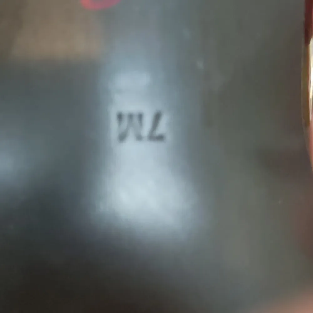 Guess  gold black heels size 7m - Image 4