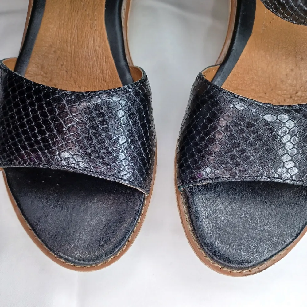 Clarks  Soft Cushion Women's Black Sandals - Image 5