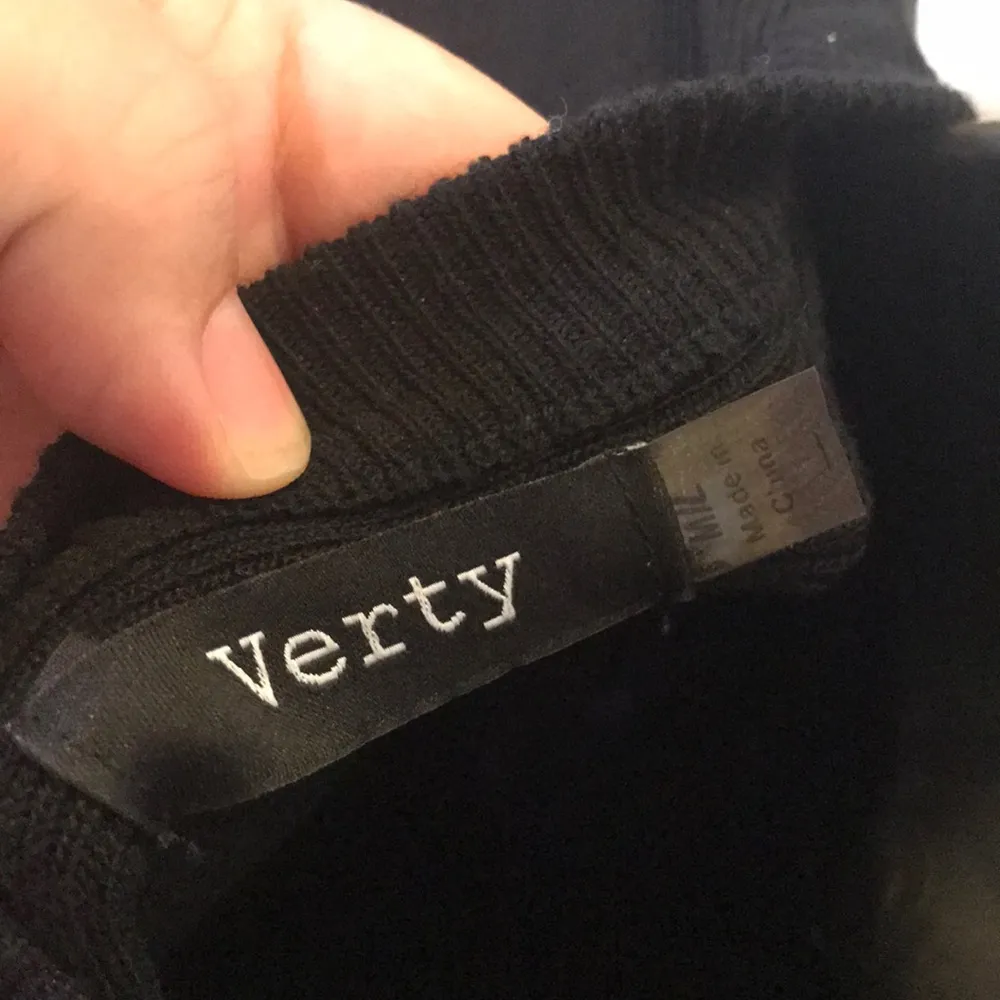 - Verty black short sleeve dress M knit fit & flare - Image 7